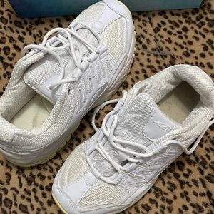 Avis running shoes size 8.5 wide